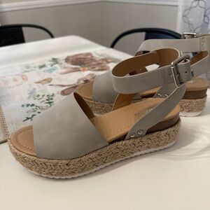 Grey soda wedge! Size 7.5